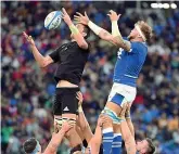  ?? (LaPresse) ?? Difesa
Contro gli All Blacks gli azzurri hanno placcato (in alto); sotto la battaglia della rimessa laterale