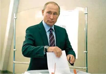  ?? FOTO: YURI KADOBNOV, REUTERS, NTB SCANPIX ?? Søndag stemte president Vladimir Putin i sitt distrikt i Moskva.
