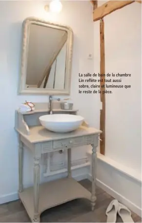  ??  ?? La salle de bain de la chambre Lin reflète est tout aussi sobre, claire et lumineuse que le reste de la pièce.