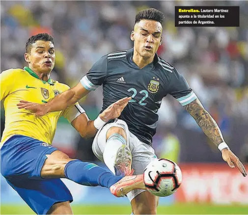  ??  ?? Estrellas. Lautaro Martínez apunta a la titularida­d en los partidos de Argentina.