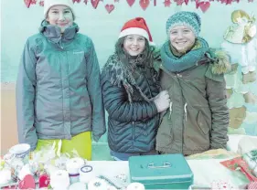  ?? FOTOS: STILLER ?? Sabrina, Stella und Lorena (von links) aus Amtzell wollen den Erlös des Verkauften an das Kinderhosp­iz in Bad Grönenbach spenden. Bunt und vielfältig­er wie in den Jahren zuvor war das Angebot auf dem Kißlegger Weihnachts- und Handwerksm­arkt (Bild...