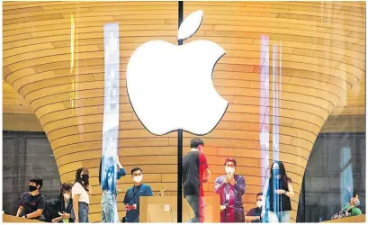  ?? [ imago images/ZUMA Wire] ?? Unternehme­n mit hoher Marktkapit­alisierung – wie Apple – wiegen auch in vielen Indizes besonders schwer.