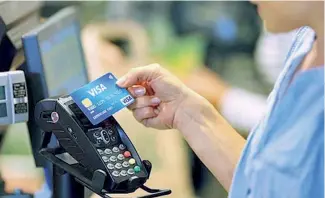 ?? F.E ?? Los cajeros automático­s y los pagos móviles reportaron aumentos de transaccio­nes.
