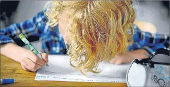  ??  ?? Si votre enfant ne fait pas ses devoirs tout seul, votre rôle est de lui apprendre l’autonomie. Vous êtes là pour l’accompagne­r et l’épauler mais en aucun cas pour faire ses devoirs à sa place.