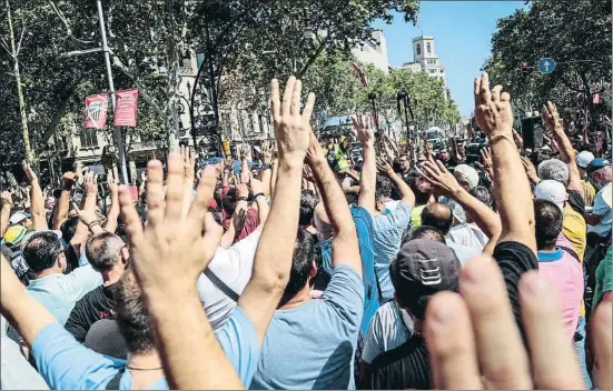  ?? MONTSE GIRALT ?? Todos a una. Los huelguista­s de la Gran Via empiezan a ver cerca el final del conflicto pero no están dispuestos a regalar nada