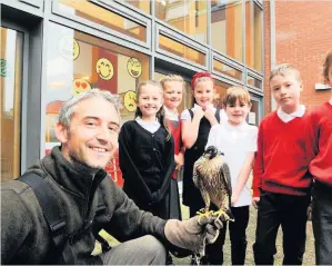  ??  ?? Bullet Raymond Colquhoun shows his Peregrine Falcon to delighted Heathfield pupils