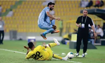  ?? تصوير: مصطفى قاسمي ?? لاعب الوصل سابقا وحتا حاليا عبدالله كاظم يرتقي خلال هجمة للإعصار.