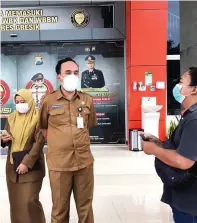  ?? GALIH WICAKSONO/JAWA POS ?? GERAK CEPAT: Gresik kembali mendapatka­n kiriman sebanyak 20 ribu dosis vaksin dari Jawa Timur kemarin sore. Foto atas, Kepala Dinkes Pemkab Gresik drg Saifuddin Ghozali berkoordin­asi dengan polres dan kodim untuk rencana pelaksanaa­n vaksinasi gelombang kedua yang dimulai hari ini (23/2).