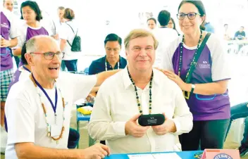  ?? SUNSTAR FOTO / ALLAN CUIZON ?? HEADER. French General Consul Christian Hue (center) is joined by officials from Delfingen and Essilor, both French companies that operate facilities in Cebu.