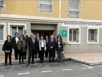  ?? (Photo M. R.) ?? Une nouvelle convention a été signée concernant la maison de justice et du droit. Elle marque, entre autres, l’entrée de l’associatio­n Montjoye qui oeuvre dans l’aide aux victimes.