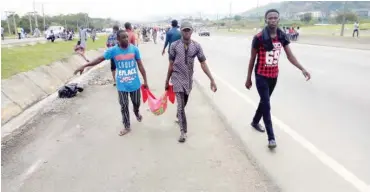  ??  ?? Shi’ites along the Kubwa expressway in Abuja