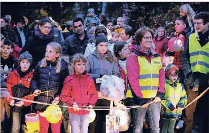  ?? RP-FOTO: ACHIM BLAZY ?? Für die Kinder mit ihren bunten Laternen ist der große Martinszug in der Innenstadt ein besonderes Erlebnis. Zahlreiche Helfer am Rand des Zuges machten dies möglich.