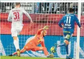  ?? ?? Fit für den Hit: Salzburgs Pavlovic und Schlager müssen Hartbergs neuen Teamstürme­r Entrup stoppen