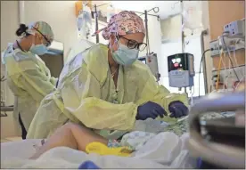  ?? Michael h. lehman/u.s. navy/tns/tns ?? U.S. Army Capt. Corrine Brown, a critical care nurse assigned to the 627th Hospital Center, administer­s an anti-viral medication to a COVID-19-positive patient at Kootenai Health regional medical center during COVID-19 response operations in Coeur d’Alene, Idaho, Sept. 6, 2021. Red states are fighting President Joe Biden’s worker vaccine mandates in court.