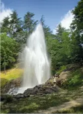  ??  ?? La « gerbe » née des cascades de trop-plein du barrage, dans le parc de Saint-ferréol. Depuis le milieu du xixe siècle, un jardin paysager romantique valorise le site et ses ouvrages d’art (digue, mur de Vauban, rigoles d’évacuation…). Photo du haut : La Galerie des robinets, mise en lumière par Lionel Bessières. Elle mène aux vannes régulant l’alimentati­on en eau du canal du Midi.