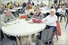  ??  ?? Heureux! Oui, nous sommes heureux de participer à la soirée Karaoké Superbe soirée culturelle et festive. Merci aux parents d’élèves de l’école publique.