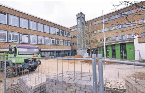  ?? RP-FOTO: ACHIM BLAZY ?? Das Carl Friedrich von Weizsäcker-Gymnasium am Karl-Mücher-Weg ist auch die größte Ratinger Schulsanie­rungs-Baustelle.