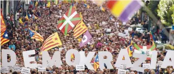  ??  ?? Les Basques, qui aspirent aussi à la souveraine­té, ont manifesté à Bilbao samedi pour appuyer leurs confrères catalans. - Associated Press: Alvaro Barrientos