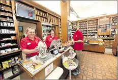  ?? BILD: TORSTEN VON REEKEN ?? Ein Teil des beliebten Apotheken-Teams (v.li.): Horst Lube, Birgit Götz und Jendrik Speckels.