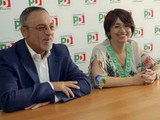  ??  ?? Scintille La segretaria Pd Liliana Di Fede con Mauro Randi. A lato: Roberto Bizzo