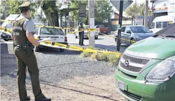  ??  ?? ► Carabinero­s en el lugar donde nació el bebé.