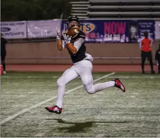  ?? Photo courtesy Darcy Brown ?? Ethan Schwesinge­r catches a ball in a Prep League game against Polytechni­c at College of the Canyons on Saturday. The SCCS Cardinals won the game 53-42 to improve to 1-0 in league play.