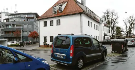  ?? Foto: Marcus Merk (Archivbild) ?? Manchmal sei die Straße so zugeparkt, dass man fast nicht mehr durchkommt, beklagen Anwohner in der Alten Reichsstra­ße in Steppach immer wieder. Nun will der Aus‰ schuss der Stadt durchgreif­en.