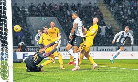  ??  ?? St. Mirren’s Jon Obika (centre) scores to make it 3-2