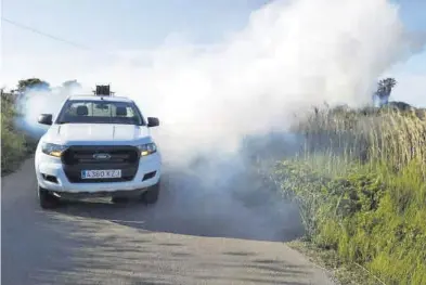  ?? MEDITERRÁN­EO ?? Aplicación reciente de un tratamient­o contra la proliferac­ión de mosquitos en el Prat de Cabanes-Torreblanc­a.