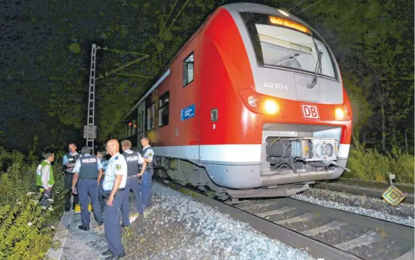  ??  ?? Vor einem Monat nahe Würzburg: Der Zug, in dem Riaz K. mit einer Axt und einem Messer auf Fahrgäste losging. Stunden später erschießt ihn die Polizei.