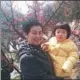  ??  ?? Guo Shouqin with her granddaugh­ter