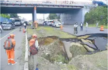  ?? ANEUDY TAVÁREZ ?? El derrumbe ocasionó dificultad­es ayer en el tránsito.