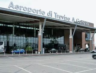  ?? A Treviso ?? L’esterno dell’aeroporto Canova di Treviso dove l’uomo che ha denunciato lavora