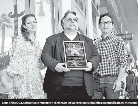  ??  ?? Lana del Rey y JJ Abrams acompañaro­n al cineasta en la ceremonia; el público organizó la fiesta mexicana y el director festejó con una bandera.