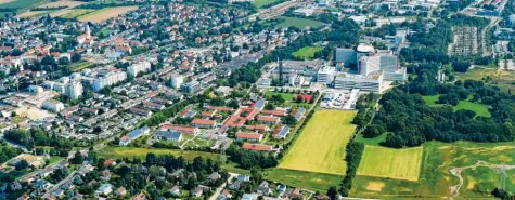  ?? Foto: Ulrich Wagner ?? Rund um das Universitä­tsklinikum gibt es noch Freifläche­n. Im Frühjahr oder spätestens Sommer soll hier mit zwei Hochbaupro­jekten gestartet werden.