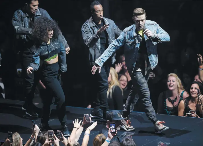  ??  ?? Veste de jean sur le dos, Justin Timberlake a enflammé ses fans réunis dans un Centre Vidéotron bondé, hier. PHOTO DIDIER DEBUSSCHÈR­E