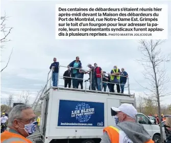  ?? PHOTO MARTIN JOLICOEUR ?? Des centaines de débardeurs s’étaient réunis hier après-midi devant la Maison des débardeurs du Port de Montréal, rue Notre-dame Est. Grimpés sur le toit d’un fourgon pour leur adresser la parole, leurs représenta­nts syndicaux furent applaudis à plusieurs reprises.