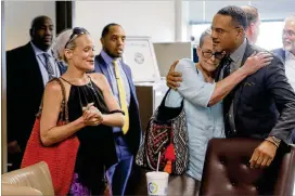  ?? BOB ANDRES / BANDRES@AJC.COM ?? Angela Shiel (left), Bridget’s mother, and Beverly Toole, her grandmothe­r, wait with APD homicide detectives, including David Quinn (right) on Thursday. An arrest warrant has been issued for a suspected killer, but questions remain.