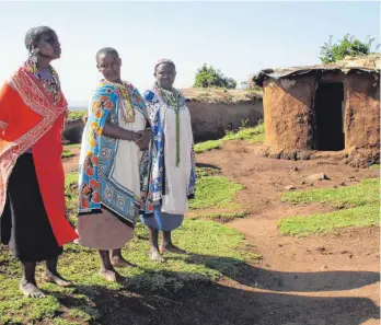  ?? FOTO: KLAUS BLUME/DPA ?? Maasai-Frauen stehen in ihren typischen Gewändern im Maasai Mara Nationalpa­rk.