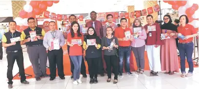  ??  ?? PROMOSI: Lim (lima kanan) bersama Rethnasamy (tujuh kanan) dan kakitangan Colgate-Palmolive Marketing Sdn Bhd (Sarawak) mempromosi­kan jerayawara sempena Bulan Kesihatan Mulut di Pasar Raya Besar MYDIN Petra Jaya di Kuching, semalam.