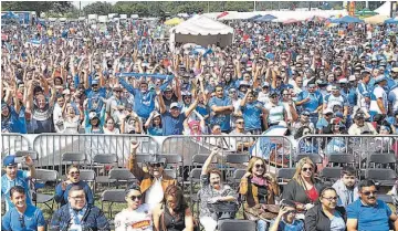  ??  ?? Fiesta. Centenares de asistentes disfrutan del X Festival Salvadoreñ­ísimo de la Independen­cia en Gaithersbu­rg, Maryland, en las afueras de Washington D. C., en septiembre del año pasado. Esa es una de las actividade­s con mayor proyección en el este de...