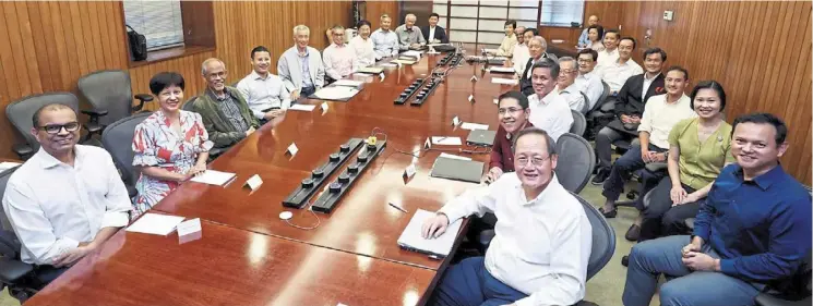  ?? — Photo taken from Facebook ?? End of an era: Lee (fifth from left) with other Cabinet members as he chairs his last Cabinet meeting.