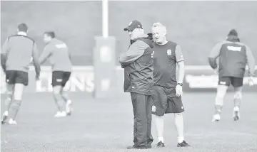  ??  ?? British and Irish Lions’ coach Warren Gatland (C) watches his team practise during their Captains Run ahead of their rugby game against the Wellington Hurricanes in Wellington. - AFP photo