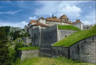  ??  ?? Par stratégie ou économie, Vauban intègre dans ses dispositif­s des places plus anciennes. Ainsi à Joux, un château préexistai­t au fort, propriété de la seigneurie locale démembrée en 1678.