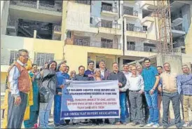  ?? HT PHOTO ?? Homebuyers stage a protest in front of the project site at Sector 37C on Sunday.