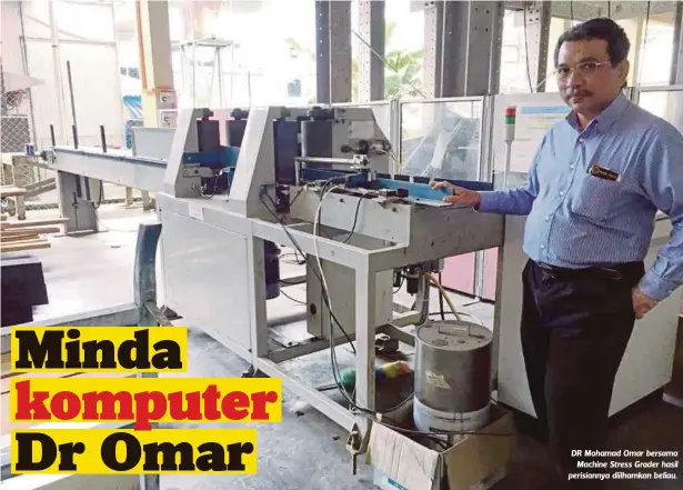  ??  ?? DR Mohamad Omar bersama
Machine Stress Grader hasil perisianny­a diilhamkan beliau.