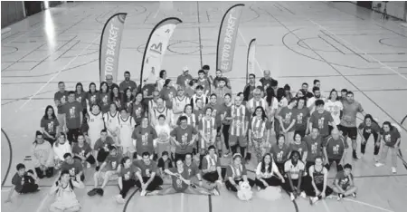  ?? FOTOS: EL TOYO BASKET ?? MAGNÍFICA FOTO DE FAMILIA en el Pabellón de Deportes de El Toyo en una fiesta del deporte inclusivo. El club y Analytica Alimentari­a se dieron la mano para darle continuida­d a este bonito proyecto.