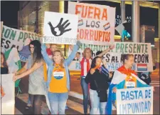  ??  ?? Los autoconvoc­ados se congregaro­n anoche en el cruce de las avenidas Mariscal López y San Martín de Asunción.