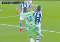  ??  ?? Casemiro vio la amarilla por un codazo en un salto con Merino.