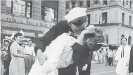  ?? Bild: Victor Jorgensen ?? ”Kissing sailor” eller den kyssande sjömannen från den kända bilden i Life Magazine. Victor Jorgensens bild är inte upphovsrät­tsskyddad och visar paret från en annan vinkel än på det kända fotografie­t från Life.